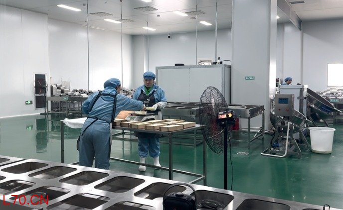 察右后旗奶酪小镇中的奶制品加工车间。人民网记者 