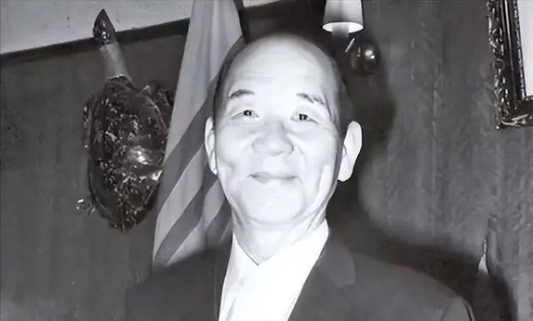他是金门战役前线总指挥，失利后被连降三级，1955年错失将官军衔