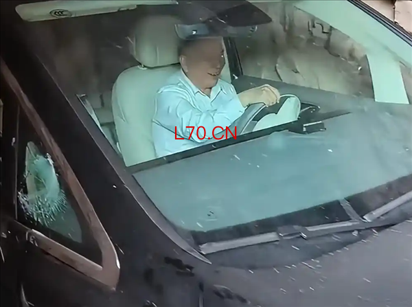 大爷开MPV强闯挂壁公路被刮成裸车！目击者：后视镜刮掉、轮胎也爆了