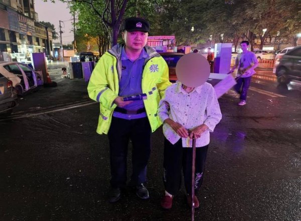 风雨来了，别怕！洪山民警暖心护送96岁迷路老人