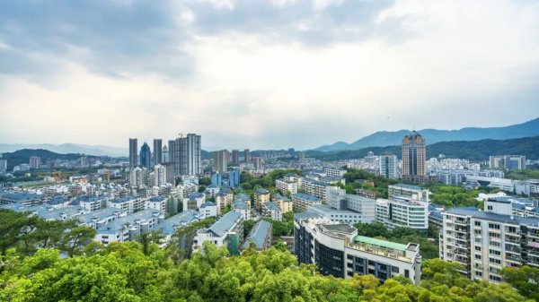 港口城市10强：深圳狂奔、福州宁德进位，东莞南通温州向谁学？
